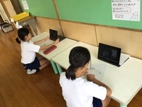 廊下での学習の様子