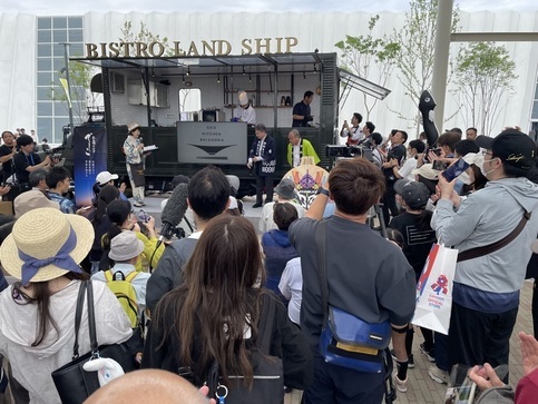 写真9:キッチンカー「BISTRO LAND SHIP」