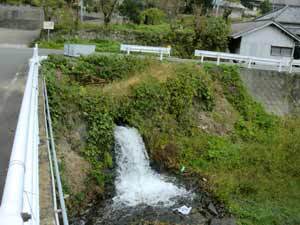 写真:青野川への余水吐
