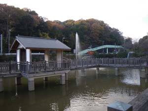 写真：噴水と通路