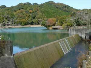 写真:池の余水吐(よすいばけ)