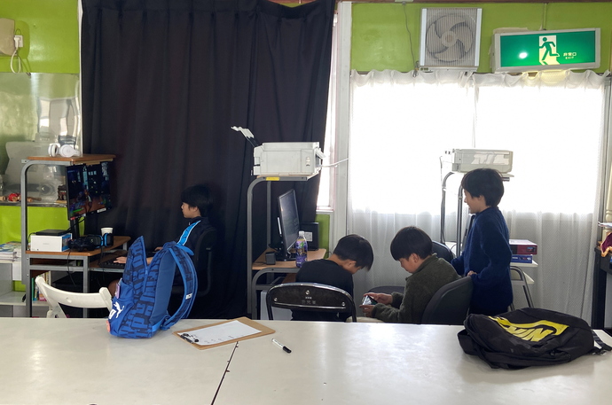 ゲームで遊ぶこどもたち