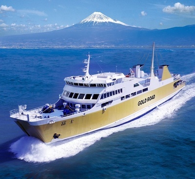 写真：黄金色の駿河湾フェリー
