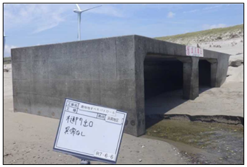 写真6　合戸海岸水門状況確認