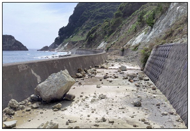 写真4　伊浜海岸管理道土砂堆積状況