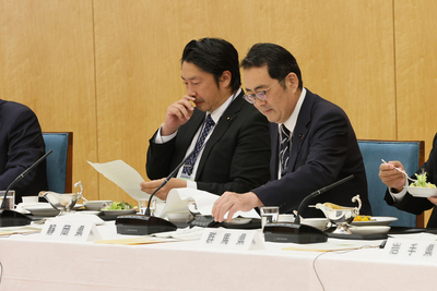 内閣総理大臣と都道府県議会議長との懇談会に出席する竹内良訓議長