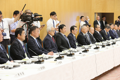 内閣総理大臣と都道府県議会議長との懇談会に出席する竹内良訓議長