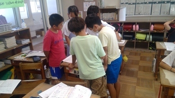 写真:授業の中で、互いに意見を交わす子どもたちの姿