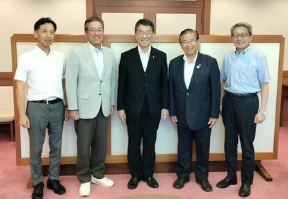 宮城県知事と視察団