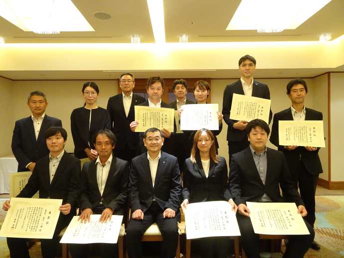 表彰された税務職員の皆様との集合写真