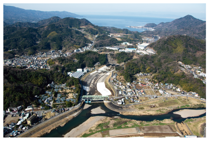狩野川放水路の全景の写真