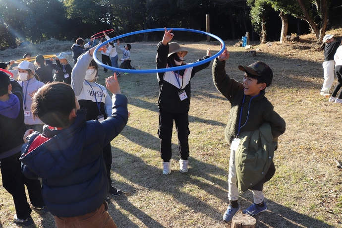 こどもたちが野外活動をしている写真
