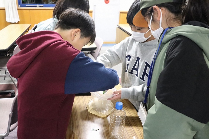 水をろ過して飲料水にしている写真