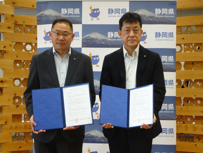 協定書を披露する小野沼津信用金庫常務理事(左)、山田財務部長(右)の写真