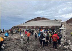 登山客で混雑する富士山頂の写真