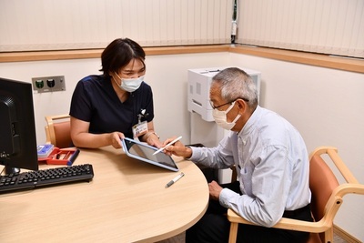 写真：高齢者総合機能評価に基づく診療の様子（県立静岡がんセンター）
