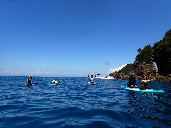 海上でサップを楽しむ写真