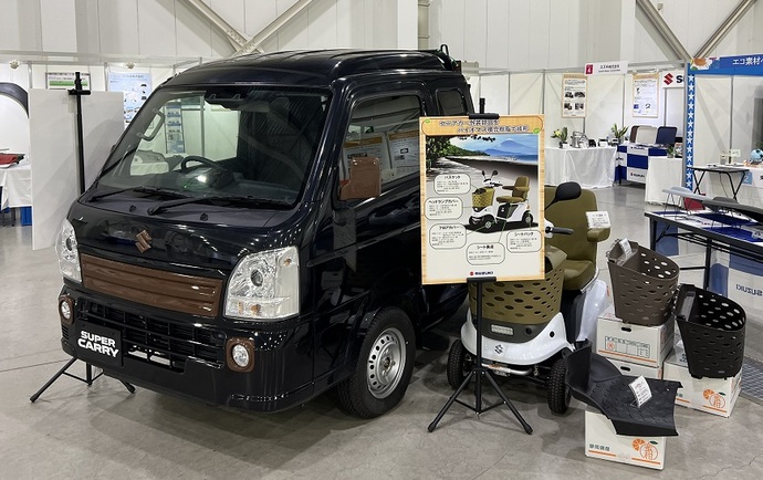 写真1　スズキのキャリイとセニアカー