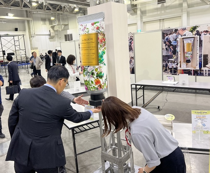 写真6　シャンソン化粧品のボディクリームを体験