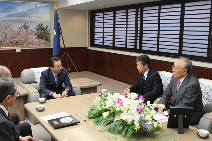 鈴木知事に受賞を報告