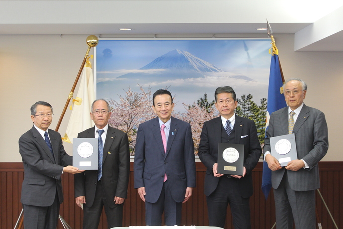 知事と受賞者で記念撮影