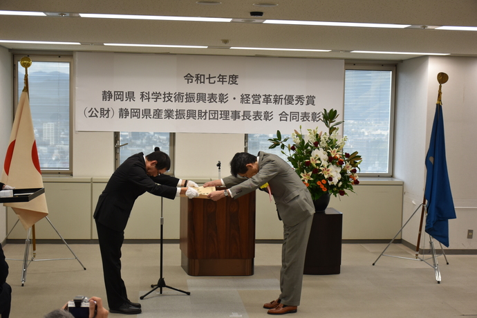 齊藤経済産業部長から受賞者へ表彰状を授与する様子