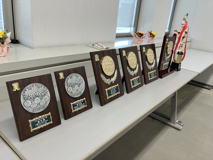 盾、トロフィー