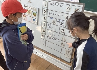 写真：学校探検の様子