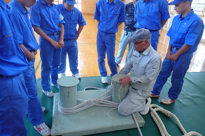 写真3　職員による安全な船の係留方法の実演