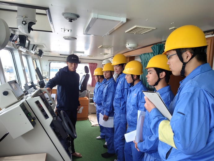 写真5　遠洋マグロ漁船の見学