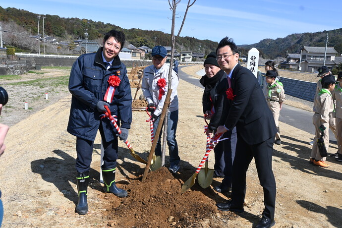 記念合同植樹の様子