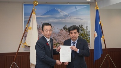 画像：鈴木知事に意見を提出する中田副議長