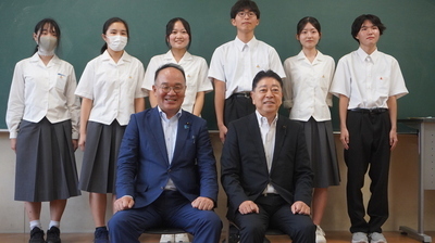 県議会議員と富士高校新聞部との意見交換会 集合写真