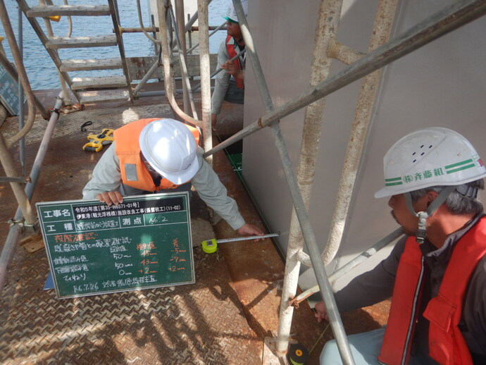 さや管の配置を確認している写真