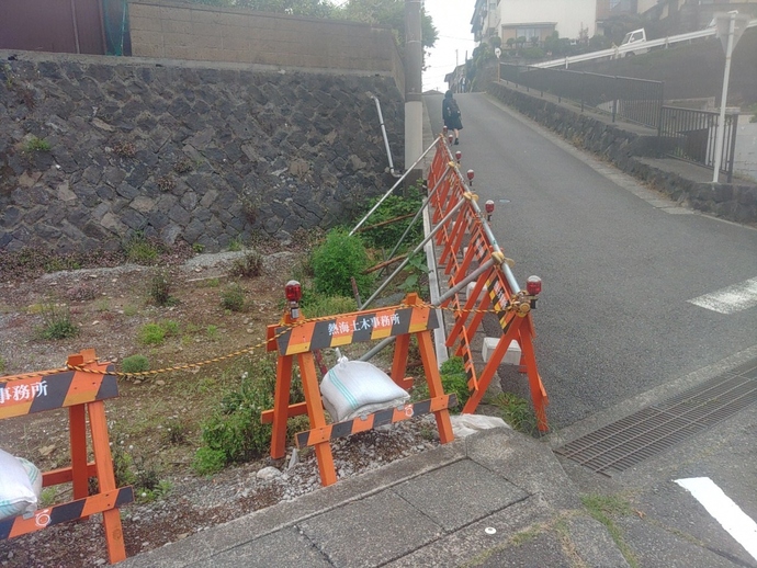 転落防止のバリケードが設置されている写真