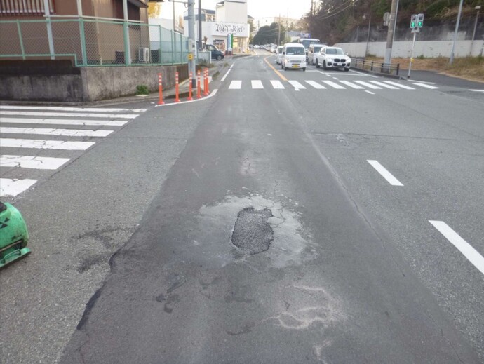 交差点内での補修の写真