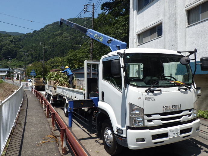 クレーン装置付きトラックを使用し作業を行っている写真