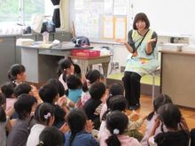 写真：園の先生のリードで手遊びを楽しむ