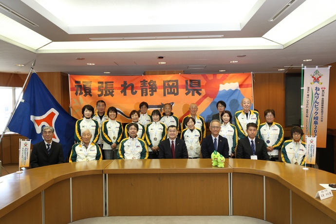 成績報告会にお越しいただいた皆さんとの記念写真