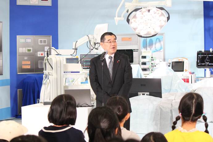 主催者として挨拶する様子の写真