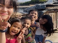 現地の子どもとの写真