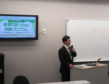 写真：就職説明会で説明を行う筆者