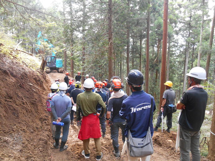 他社の職員と合同で行う現地研修の写真