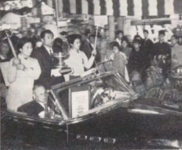 静岡市の目抜きをゆく天皇杯パレード