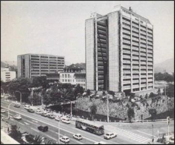 左から県庁西館、本館、東館
