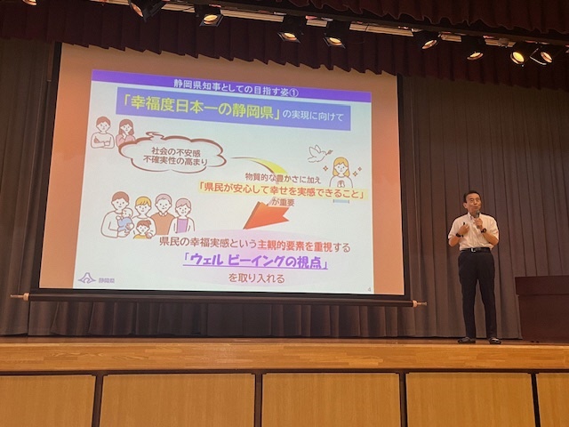 知事が科学技術高校で講話している様子の写真