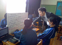 写真：学習を支援する筆者の様子