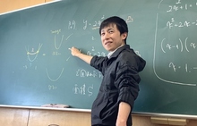 写真：予定になかった問題を扱う筆者。頑張っていたので、ちょっと難しい問題も。