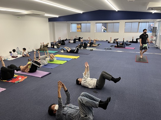 社員の健康に一歩踏み込む、社長の想いのもと、パーソナルトレーナーさんを毎月会社に招き、有志で身体を動かしている
