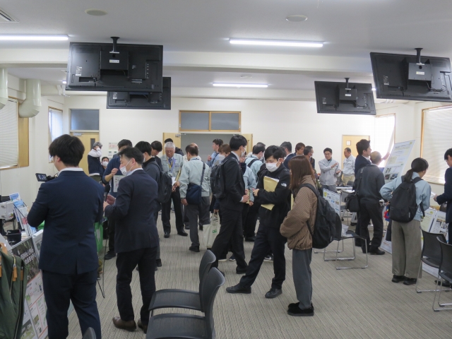 メーカー10社がブース展示した会場の写真